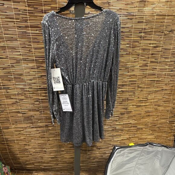 EMERALD SUNDAE Womens Gray Sequined Low Cut Long Sleeve V Neck Short Party Fit + - Picture 3 of 3